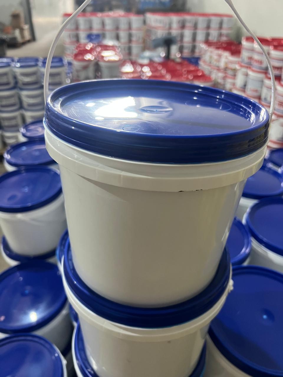 Balde branco virgem pronto para receber rótulo da sua distribuidora
