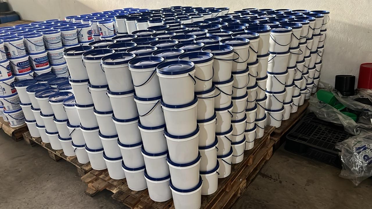 Estoque permanente e pallets organizados de vaselina para pneus Lubpneu